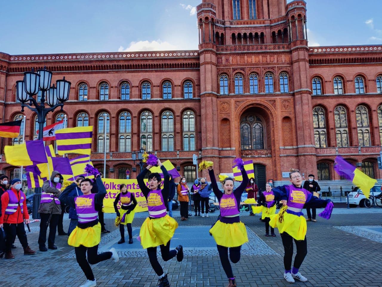 Cheerleading-Team vor dem Roten Rathaus