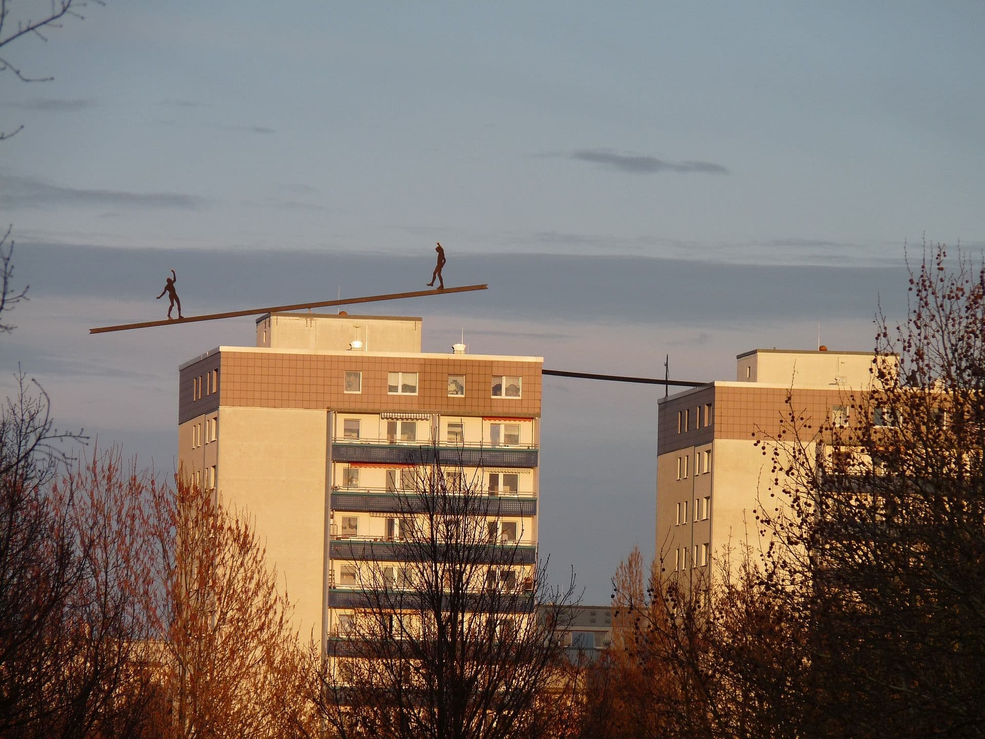 Balancekunst auf Hochhaus