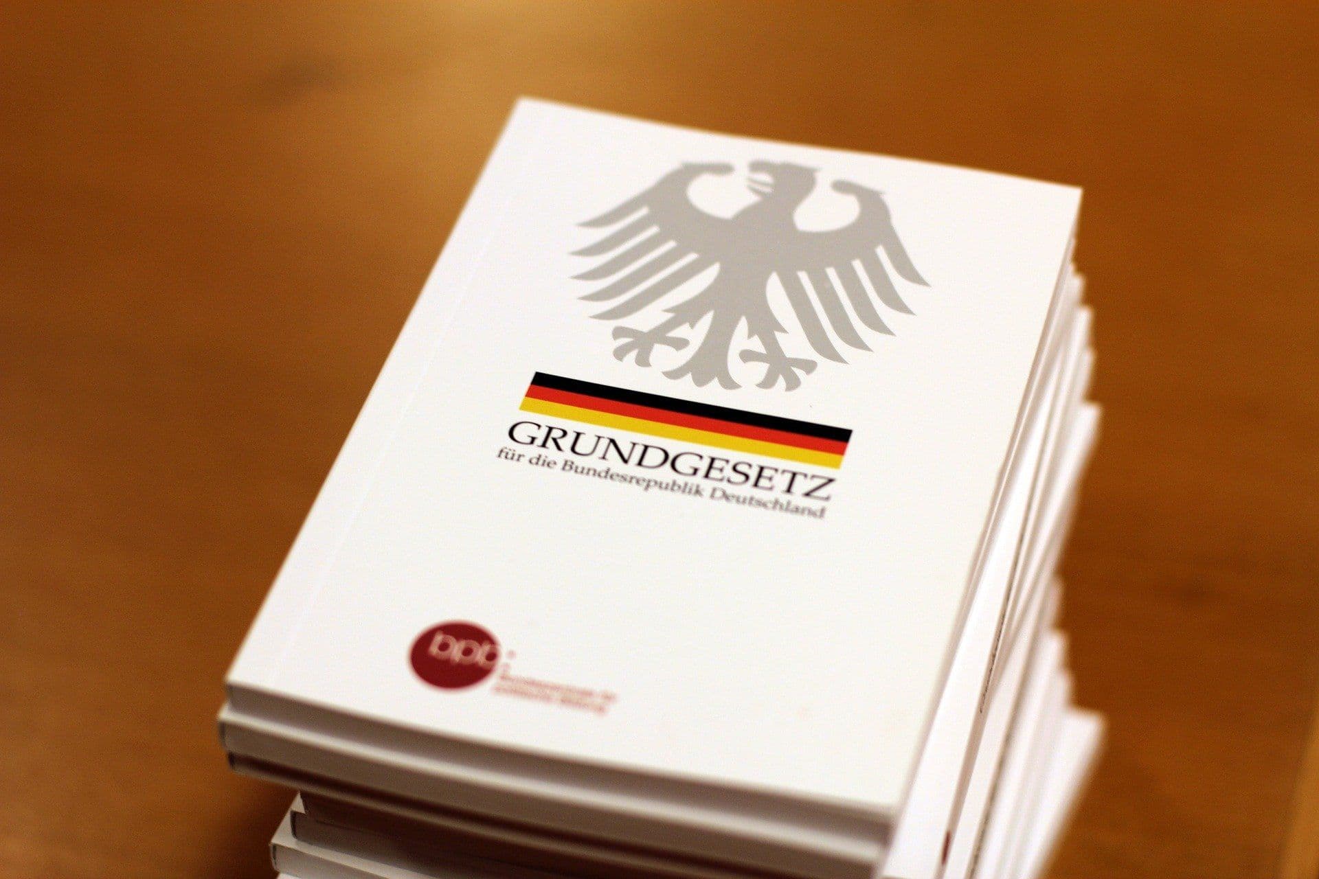 Eine Stapel Grundgesetsbücher