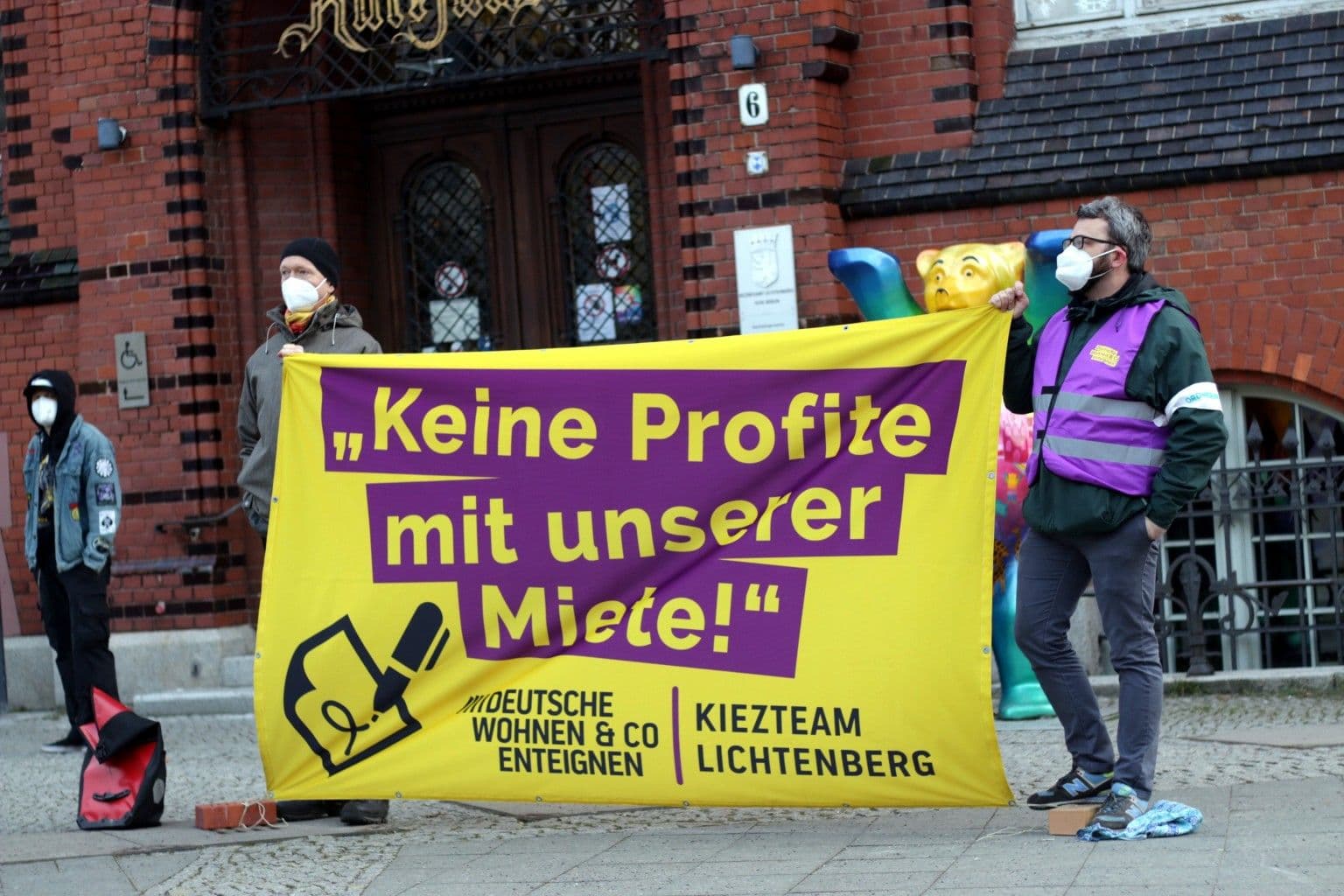 Zwei DWE Aktivisten mit ein Banner worauf steht 'Keine Profite mit unsere Miete!"