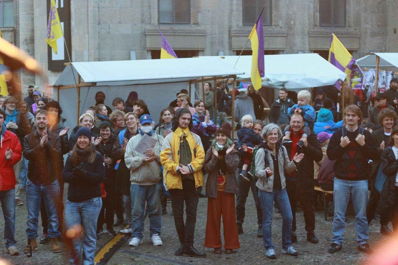 Enteignungspublikum vor der Volksbühne