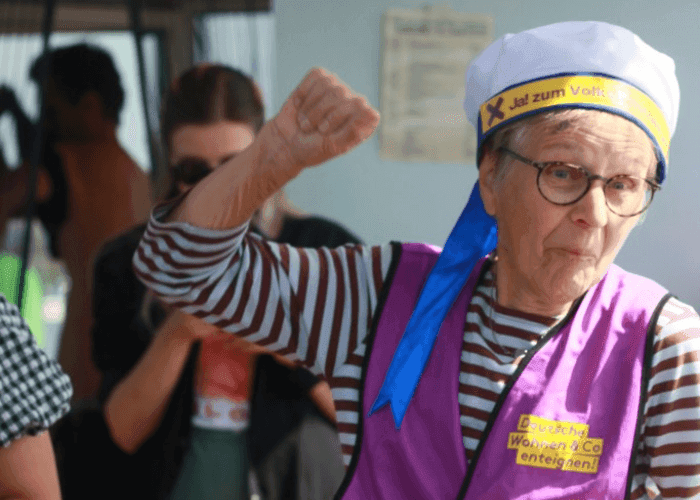 Tanzende Frau mit Bootshut