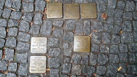 Stolpersteine vor dem Haus in der Schönhauser Allee 113